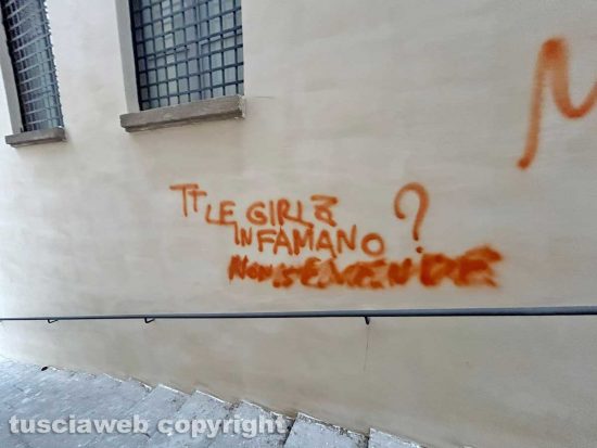 La città allo sbando e fuori controllo - Via della Morretta - L'ex Tecchi imbrattata