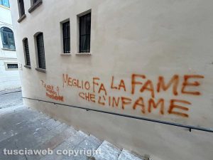 La città allo sbando e fuori controllo - Via della Morretta - La Tecchi imbrattata