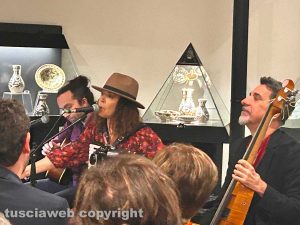 Viterbo - palazzo Brugiotti - I Traindeville, trio composto da Ludovica Valori alla voce e fisarmonica, Paolo Camerini al contrabbasso e Fabio Gammone alla chitarra