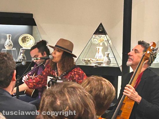 Viterbo - palazzo Brugiotti - I Traindeville, trio composto da Ludovica Valori alla voce e fisarmonica, Paolo Camerini al contrabbasso e Fabio Gammone alla chitarra