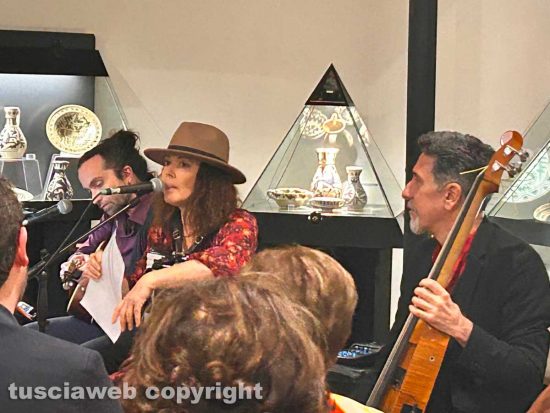 Viterbo - palazzo Brugiotti - I Traindeville, trio composto da Ludovica Valori alla voce e fisarmonica, Paolo Camerini al contrabbasso e Fabio Gammone alla chitarra