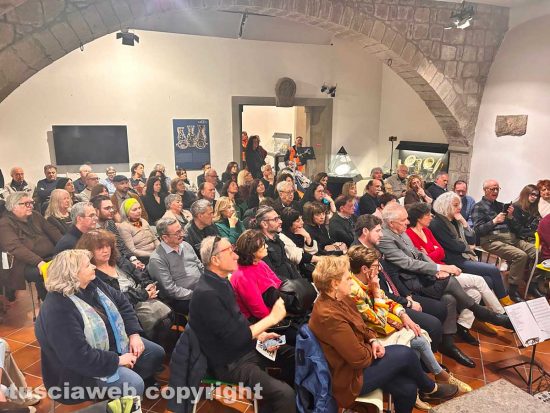 Viterbo - palazzo Brugiotti - I Traindeville, trio composto da Ludovica Valori alla voce e fisarmonica, Paolo Camerini al contrabbasso e Fabio Gammone alla chitarra