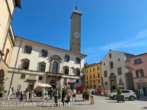 Viterbo - Turisti a piazza del Comune