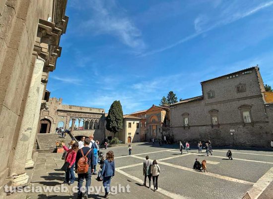 Viterbo - Turisti a piazza San Lorenzo