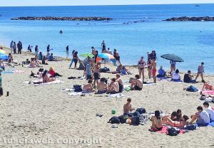 Santa Marinella - Pasquetta dal sapore d'estate, primi tuffi sul litorale