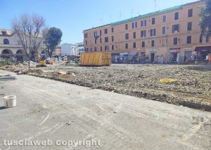 Civitavecchia - Al Mercato ricomincia l'abbattimento degli alberi e inizia il restyling dell'area
