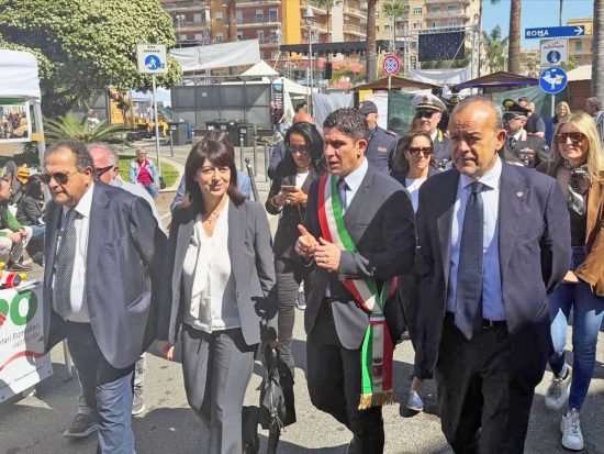 Aurigemma con Angelilli e Grando alla sagra del carciofo di Ladispoli
