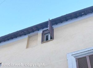 Civita Castellana - Bimbo precipita dall'ultimo piano in via di Corte