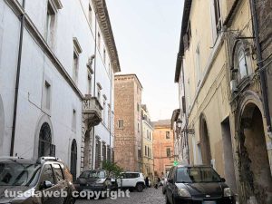 Civita Castellana - Bimbo precipita dall'ultimo piano in via di Corte