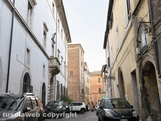 Civita Castellana - Bimbo precipita dall'ultimo piano in via di Corte