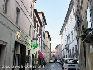 Civita Castellana - Bimbo precipita dall'ultimo piano in via di Corte