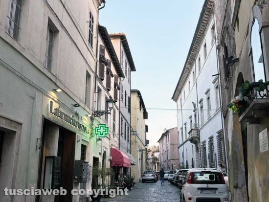 Civita Castellana - Bimbo precipita dall'ultimo piano in via di Corte