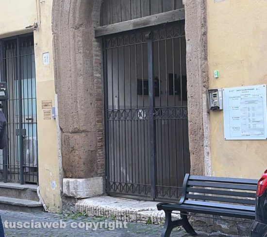 Civita Castellana - Bimbo precipita dall'ultimo piano in via di Corte