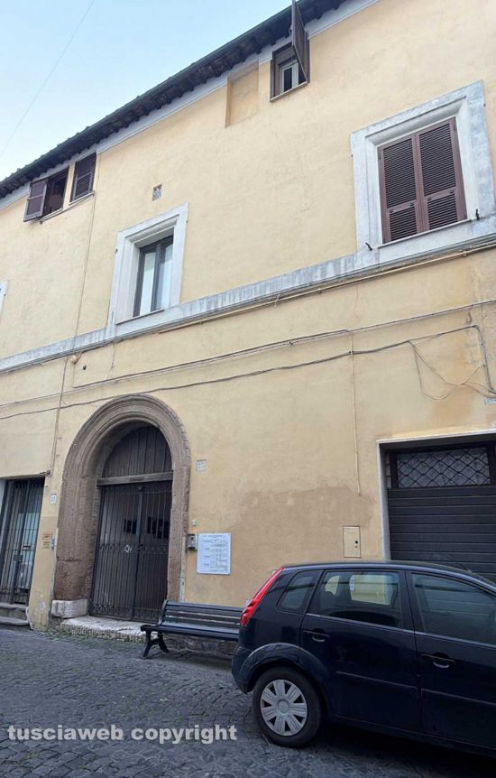 Civita Castellana - Bimbo precipita dall'ultimo piano in via di Corte