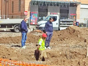 Civitavecchia - L'assessore Stefano Giannini a piazza Margherita