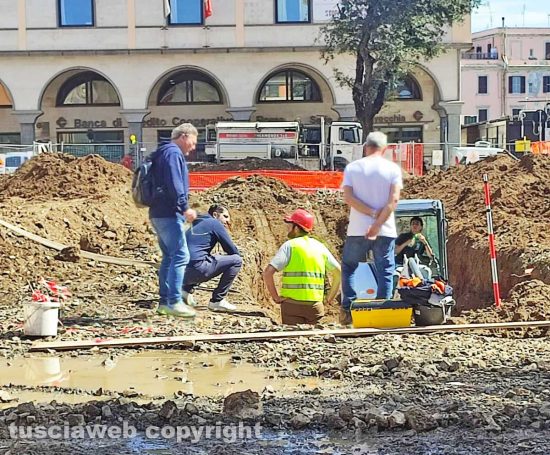 Civitavecchia - L'assessore Stefano Giannini a piazza Margherita