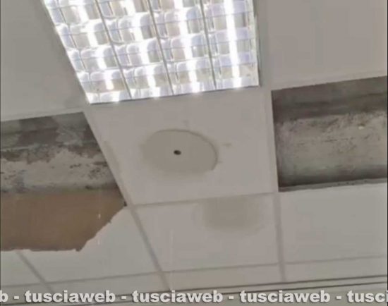 Ronciglione - I pannelli crollati in un'aula scolastica