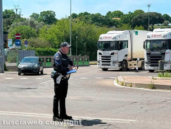 Viterbo - Scontro tra auto e scooter alla rotonda di Valle Faul, ferita una ragazza