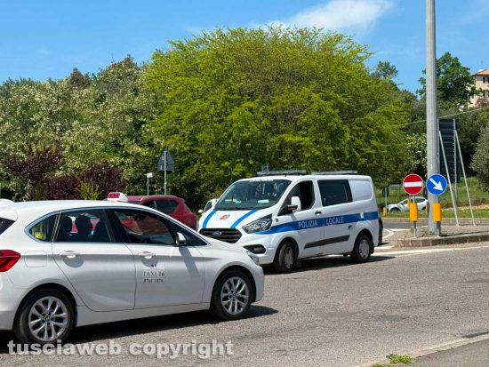 Viterbo - Scontro tra auto e scooter alla rotonda di Valle Faul, ferita una ragazza