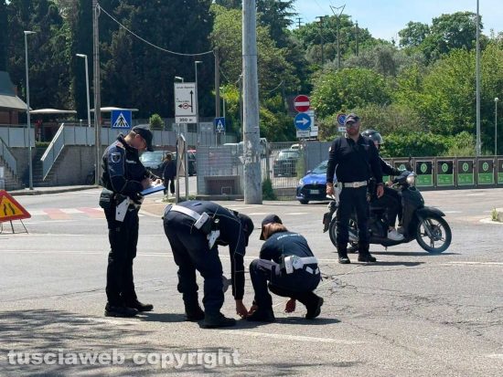 Viterbo - Scontro tra auto e scooter alla rotonda di Valle Faul, ferita una ragazza