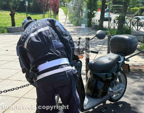 Viterbo - Scontro tra auto e scooter alla rotonda di Valle Faul, ferita una ragazza