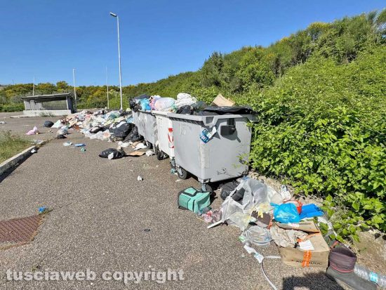 Viterbo - Ex distributore ridotto a discarica a cielo aperto sulla superstrada