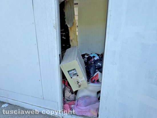 Viterbo - Ex distributore ridotto a discarica a cielo aperto sulla superstrada