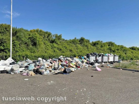 Viterbo - Ex distributore ridotto a discarica a cielo aperto sulla superstrada