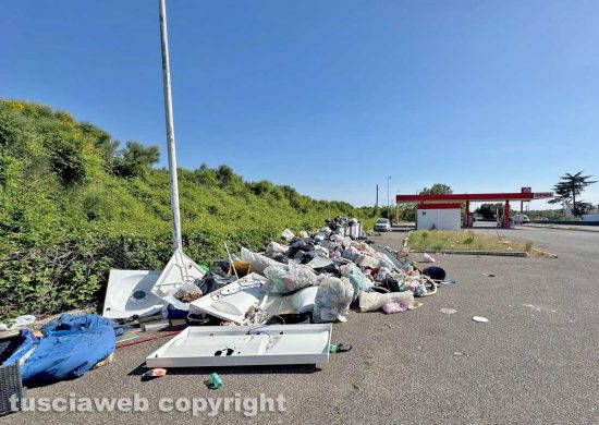 Viterbo - Ex distributore ridotto a discarica a cielo aperto sulla superstrada