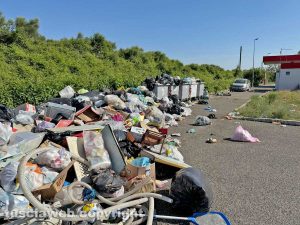 Viterbo - Ex distributore ridotto a discarica a cielo aperto sulla superstrada