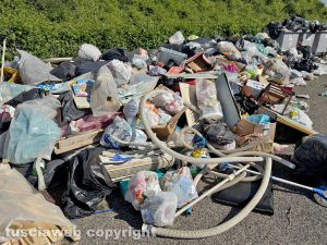 Viterbo - Ex distributore ridotto a discarica a cielo aperto sulla superstrada