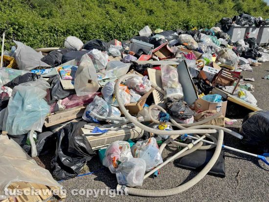 Viterbo - Ex distributore ridotto a discarica a cielo aperto sulla superstrada
