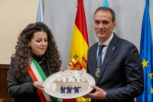 Protocollo di intenti per la promozione della Via Francigena e del Cammino di Santiago - La sindaca di Viterbo Chiara Frontini e il sindaco di Tui Enrique Cabaleiro
