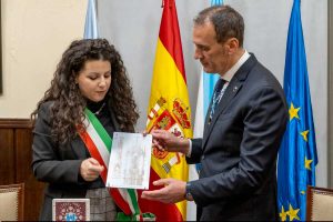 Protocollo di intenti per la promozione della Via Francigena e del Cammino di Santiago - La sindaca di Viterbo Chiara Frontini e il sindaco di Tui Enrique Cabaleiro