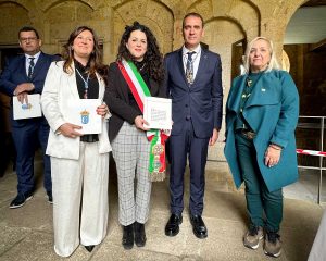 Protocollo di intenti per la promozione della Via Francigena e del Cammino di Santiago - La sindaca di Viterbo Chiara Frontini e il sindaco di Tui Enrique Cabaleiro - A destra la consigliera Alessandra Croci