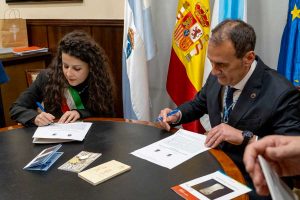 Protocollo di intenti per la promozione della Via Francigena e del Cammino di Santiago - La sindaca di Viterbo Chiara Frontini e il sindaco di Tui Enrique Cabaleiro