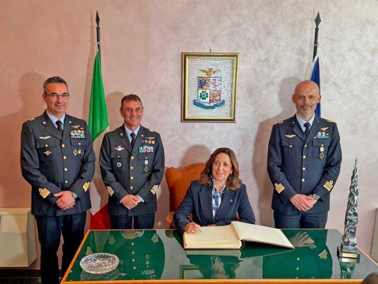 Viterbo - Difesa - Il sottosegretario Rauti in visita all'aeroporto militare della città