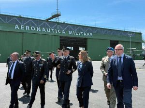 Viterbo - Difesa - Il sottosegretario Rauti in visita all'aeroporto militare della città