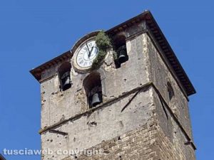 Viterbo - San Sisto - Erbacce e orologio fermo