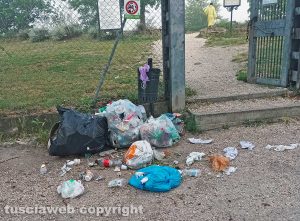 Viterbo - L'immondizia all'ingresso del Bullicame