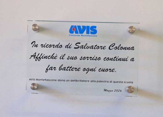 Montefiascone - La cerimonia di consegna del defibrillatore alla palestra della scuola Manzoni
