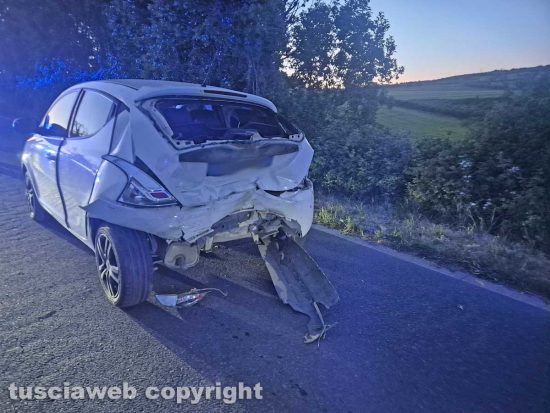 Montefiascone - Scontro tra due auto sulla Commenda