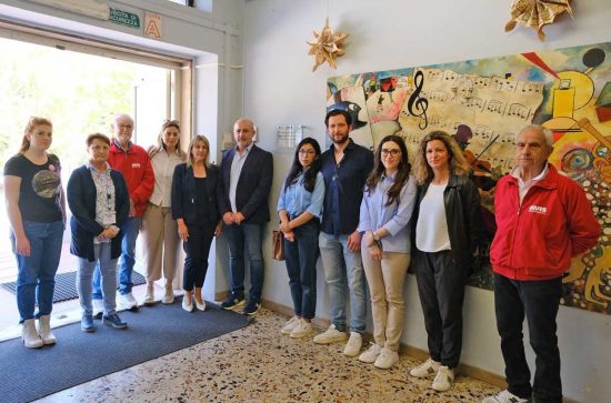 Montefiascone - La cerimonia di consegna del defibrillatore alla palestra della scuola Manzoni