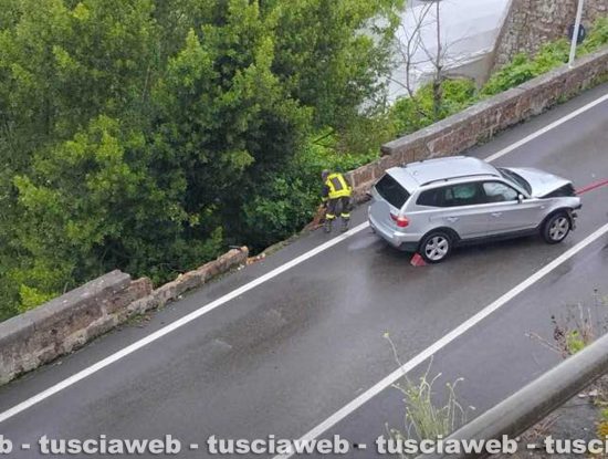 Nepi - Auto finisce contro un muretto