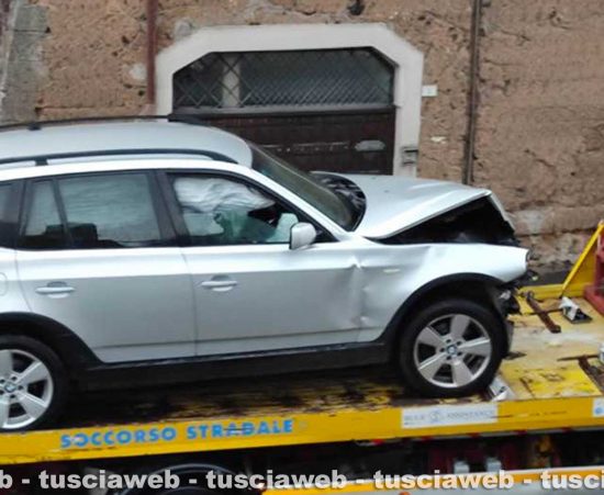 Nepi - Auto finisce contro un muretto