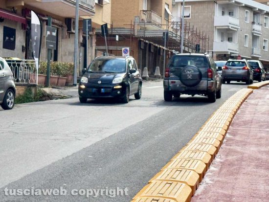 Viterbo - I cordoli della pista ciclabile in via della Pila