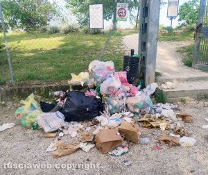 Viterbo - Rifiuti al Bullicame