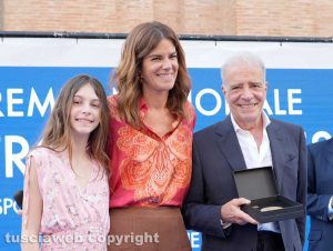 Soriano - Il premio Pietro Calabrese 2026 - Costanza Calabrese con la figlia Vittoria ed Enrico Montesano