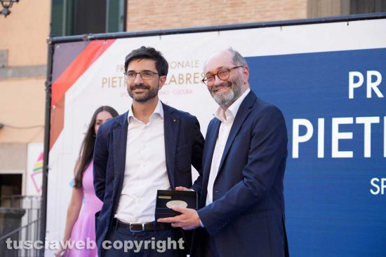 Soriano - Il premio Pietro Calabrese 2026 - Daniele Sabatini premia Giulio Cardone giornalista di Repubblica