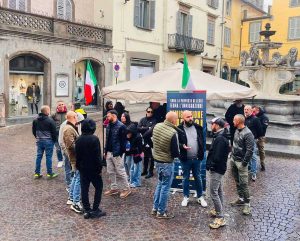 Remigrazione - La raccolta firme a piazza delle Erbe